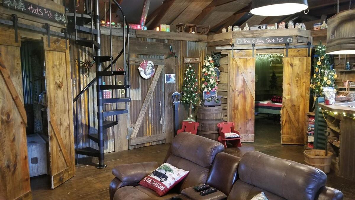 Rural Life On A Real Christmas Tree Farm! Hallmark Experience! Ozark Bagian luar foto